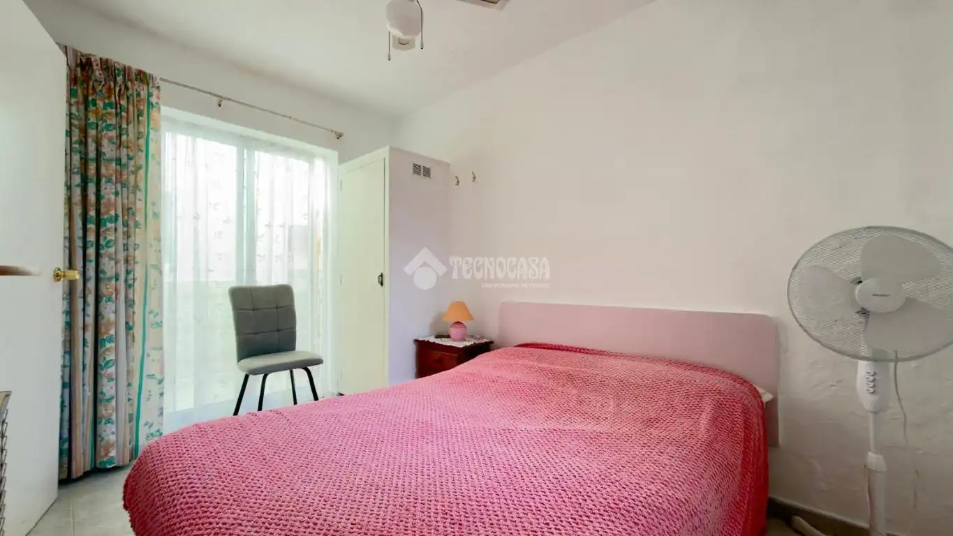 Habitación de Casa adosada en venta en Los Barrios con Aire acondicionado, Calefacción y Balcón