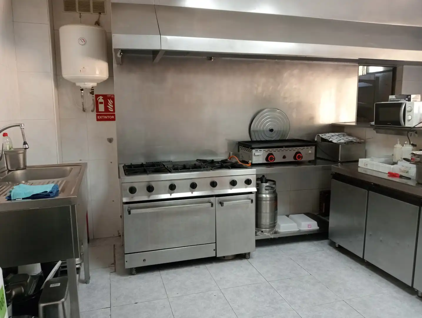 Cuina de Local de lloguer en Málaga amb Moblat
