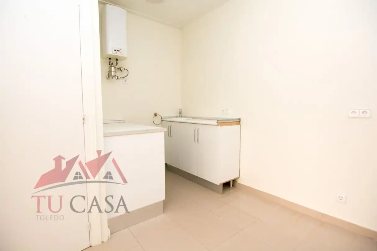 Kitchen of Office for rent in Toledo  with Air Conditioner and Heating