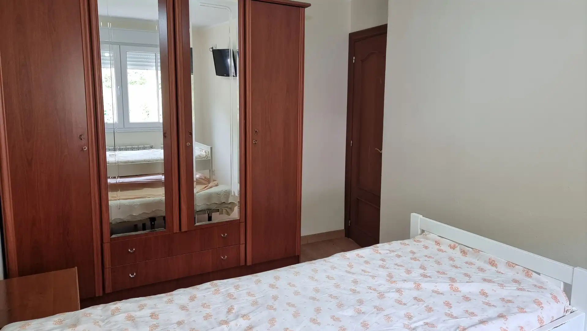Dormitori de Casa adosada en venda en Cabrales amb Calefacció i Moblat