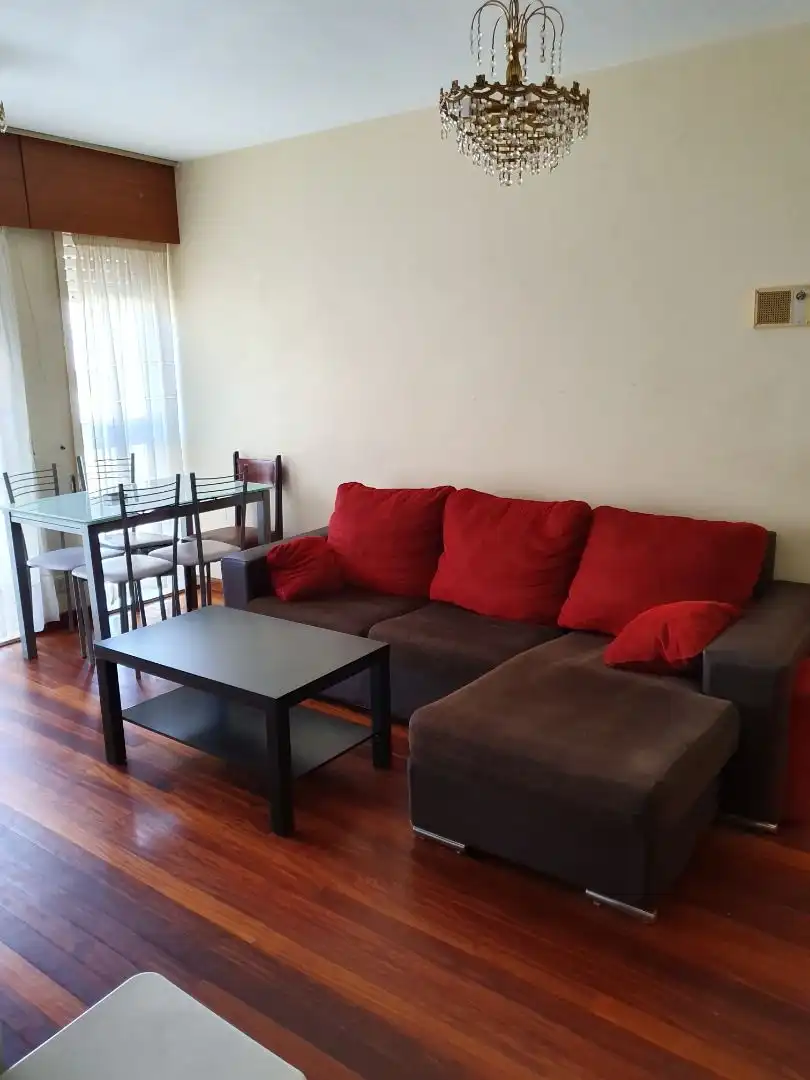 Sala de estar de Dúplex de alquiler en Santiago de Compostela  con Calefacción, Parquet y Amueblado