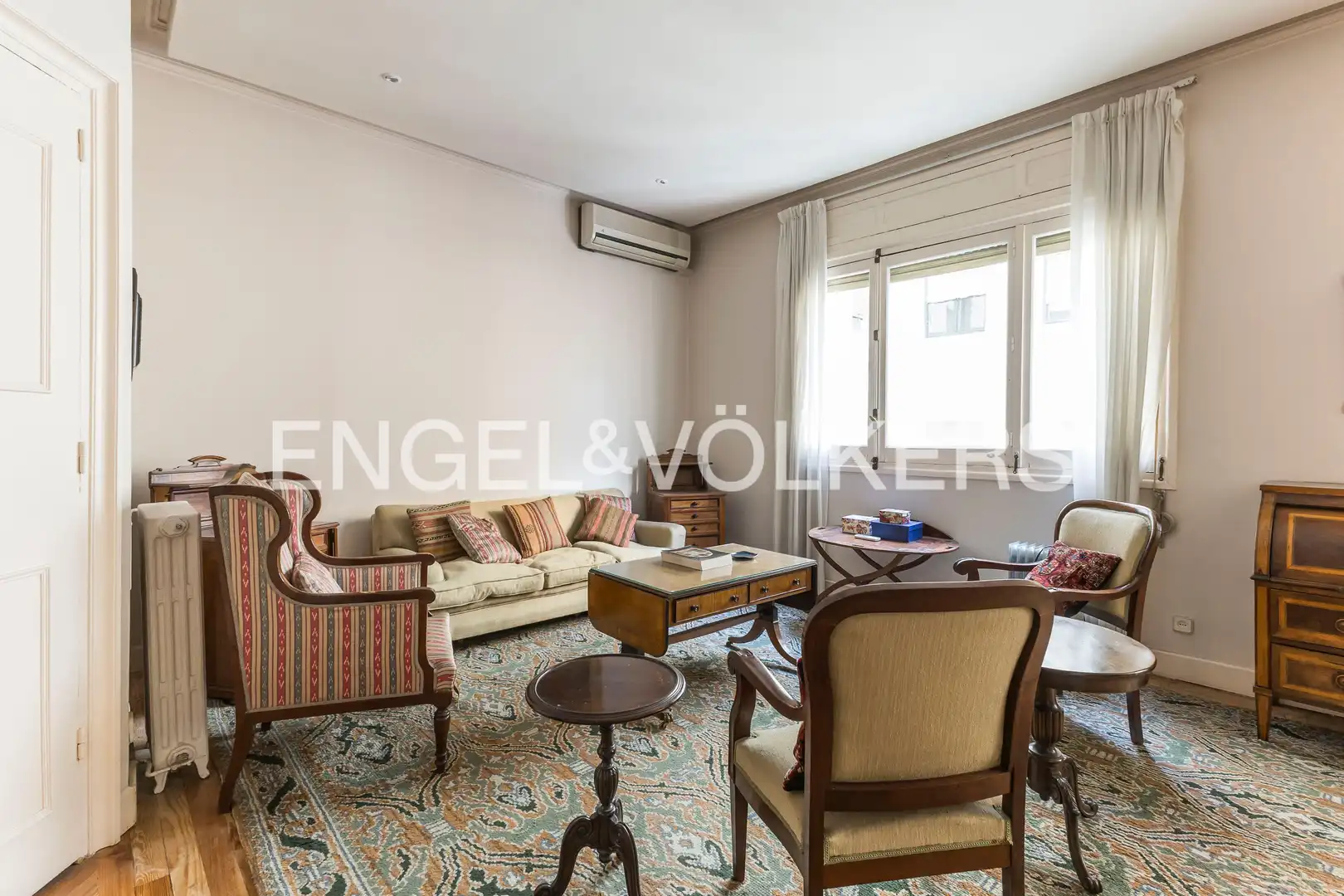 Living room of Flat for sale in Madrid  with Air Conditioner, Heating and Storage room