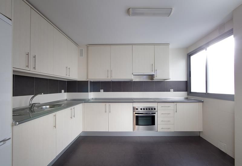 Kitchen of Flat to rent in  Granada Capital  with Heating and Oven