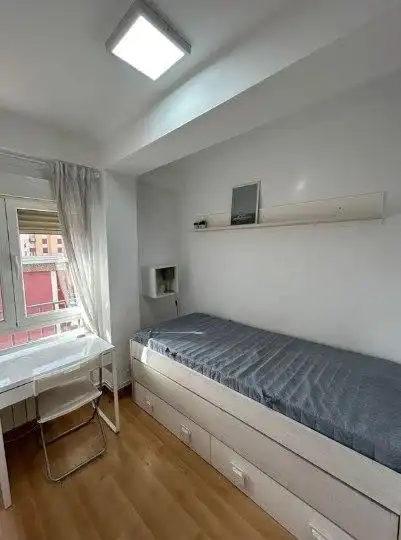 Habitación de Piso en venta en Zaragoza con Amueblado y Balcón