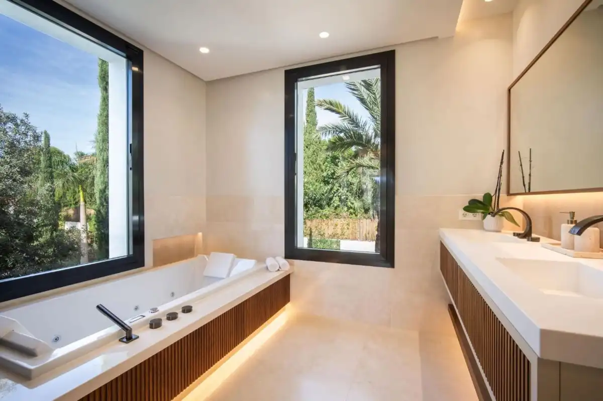 Baño de Casa o chalet en venta en Marbella con Aire acondicionado, Jardín privado y Terraza