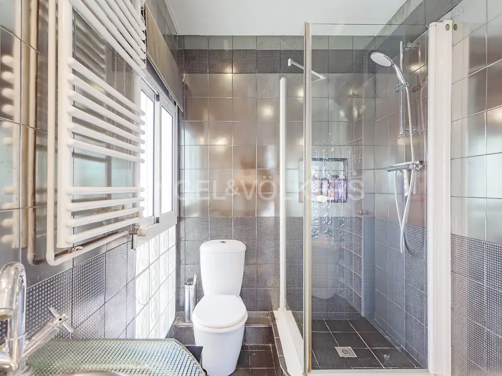 Badezimmer von Dachboden zum Verkauf in Barcelona mit Klimaanlage, Heizung und Terrasse