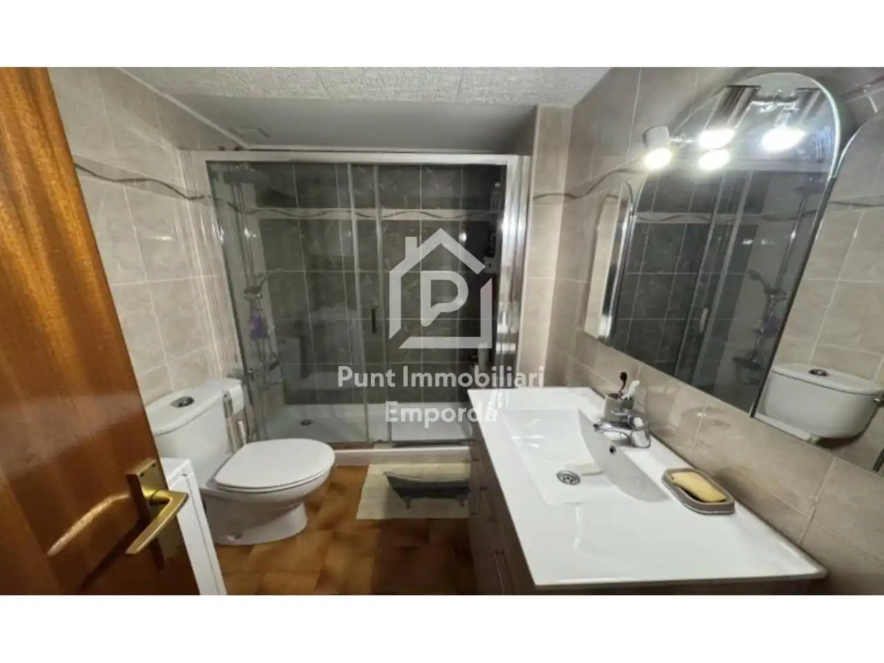 Badezimmer von Wohnungen zum Verkauf in Empuriabrava mit Klimaanlage und Terrasse