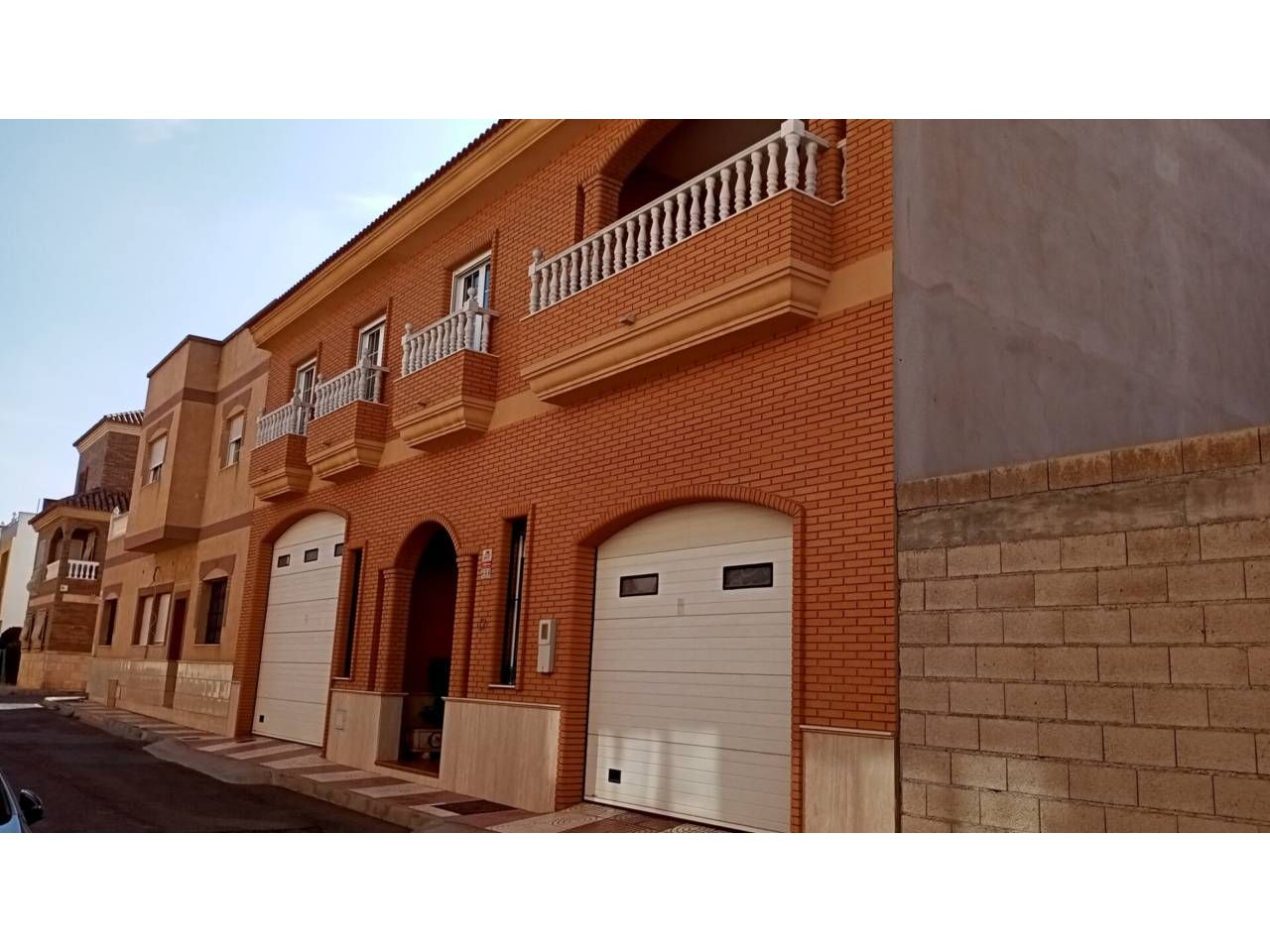Vista exterior de Casa o xalet en venda en Roquetas de Mar amb Aire condicionat, Calefacció i Jardí privat