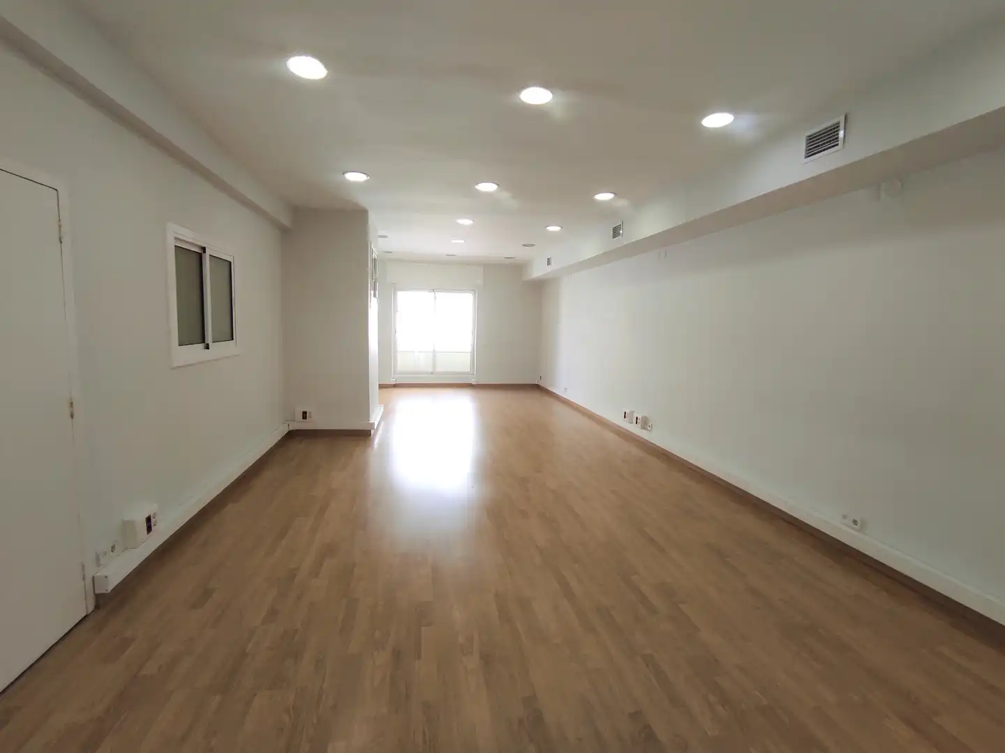 Büro zur Miete in Barcelona mit Klimaanlage, Heizung und Balkon