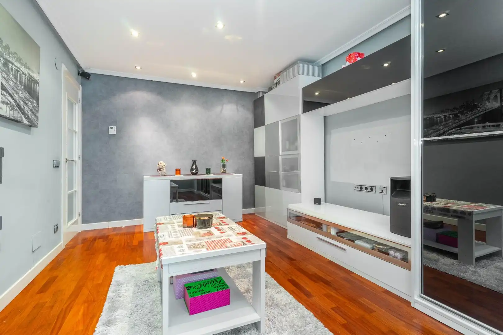 Sala d'estar de Pis en venda en Oviedo  amb Parquet, Moblat i Jacuzzi
