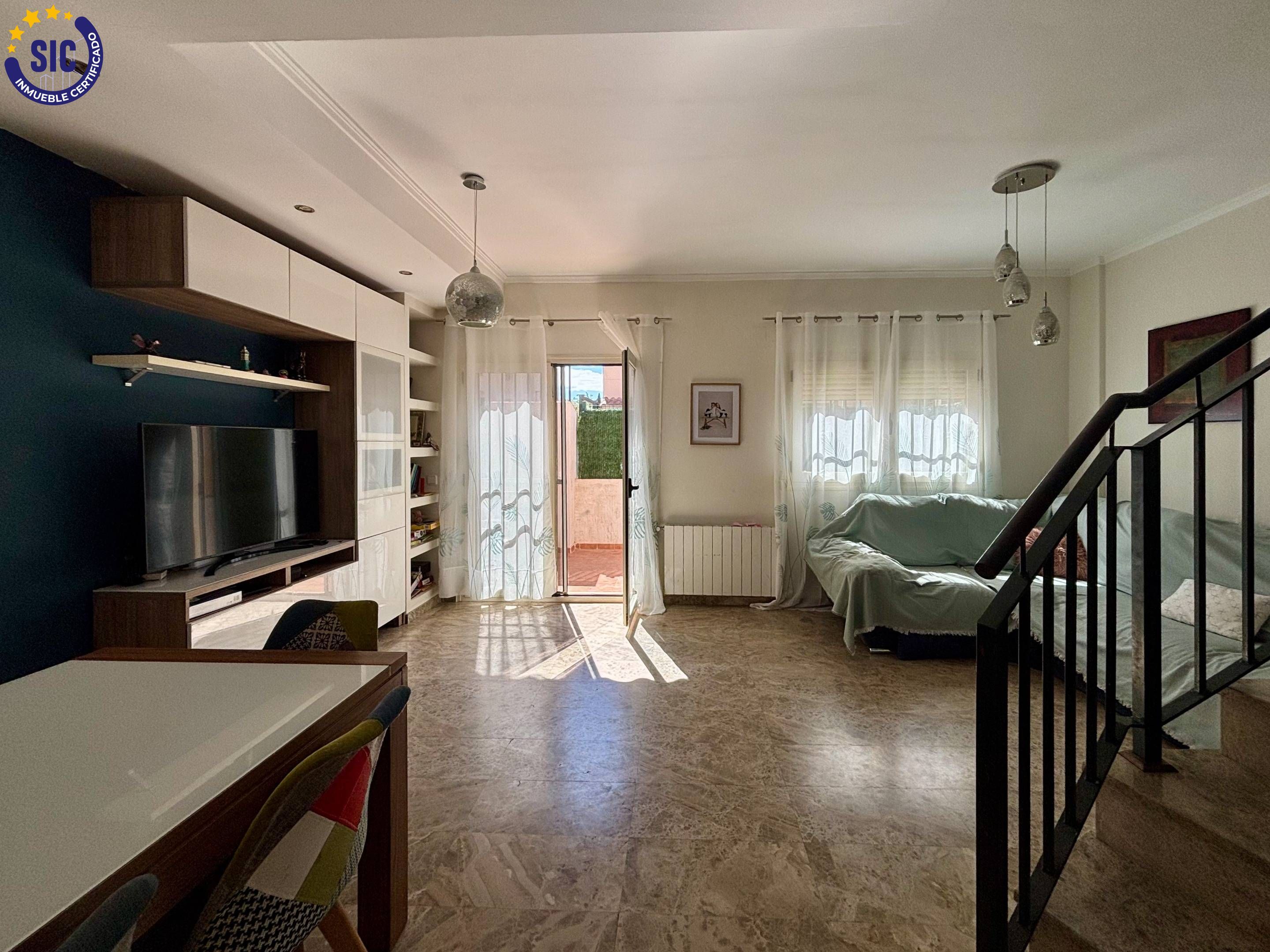 Sala d'estar de Casa adosada en venda en La Pobla de Vallbona amb Aire condicionat, Calefacció i Jardí privat