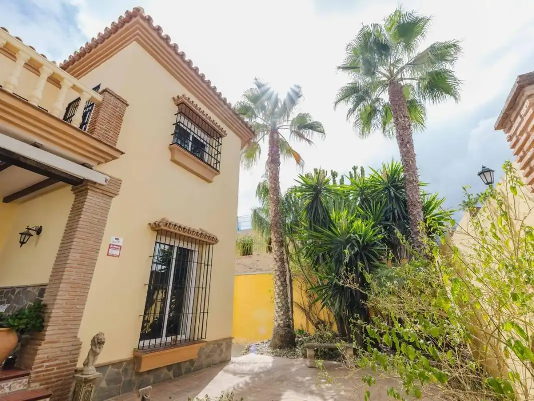 Vista exterior de Casa o xalet en venda en Alhaurín El Grande amb Aire condicionat, Calefacció i Jardí privat