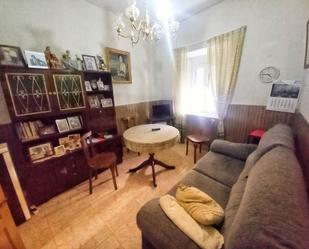 Sala d'estar de Casa adosada en venda en Fuentespina amb Parquet i Moblat