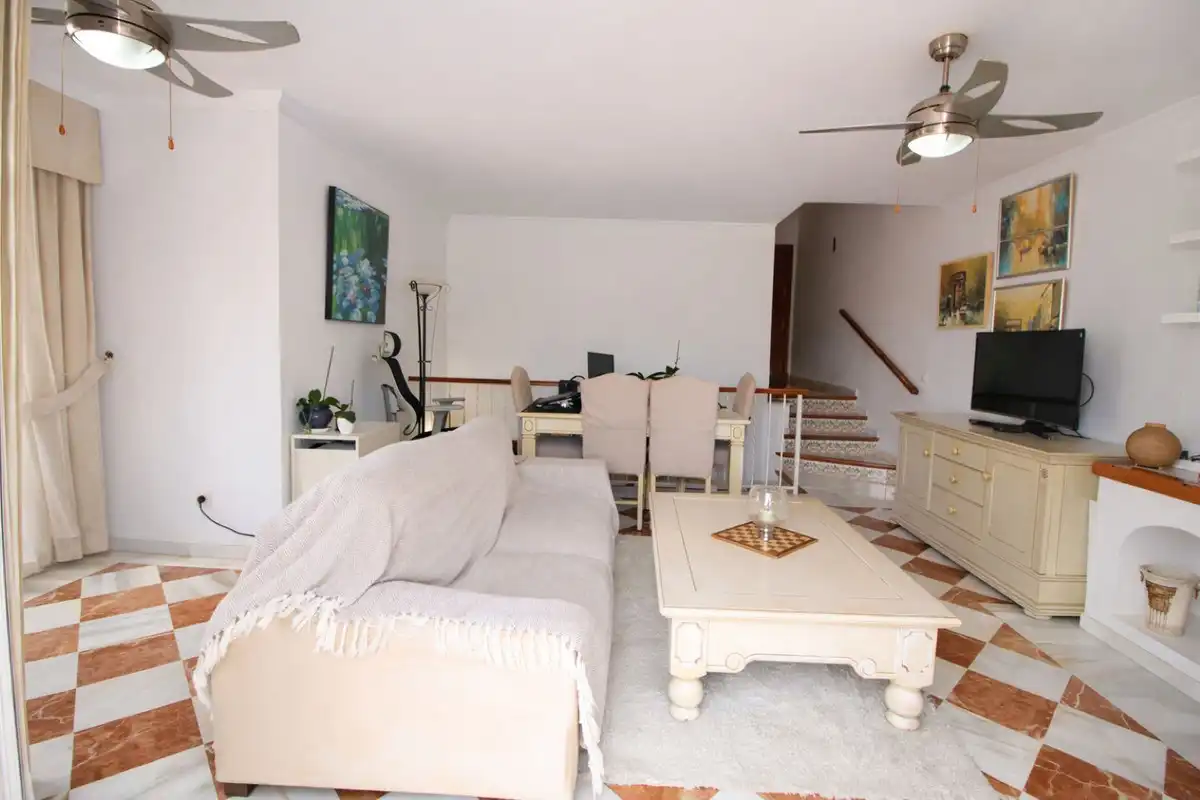 Sala de estar de Casa adosada en venta en Mijas con Calefacción, Terraza y Piscina
