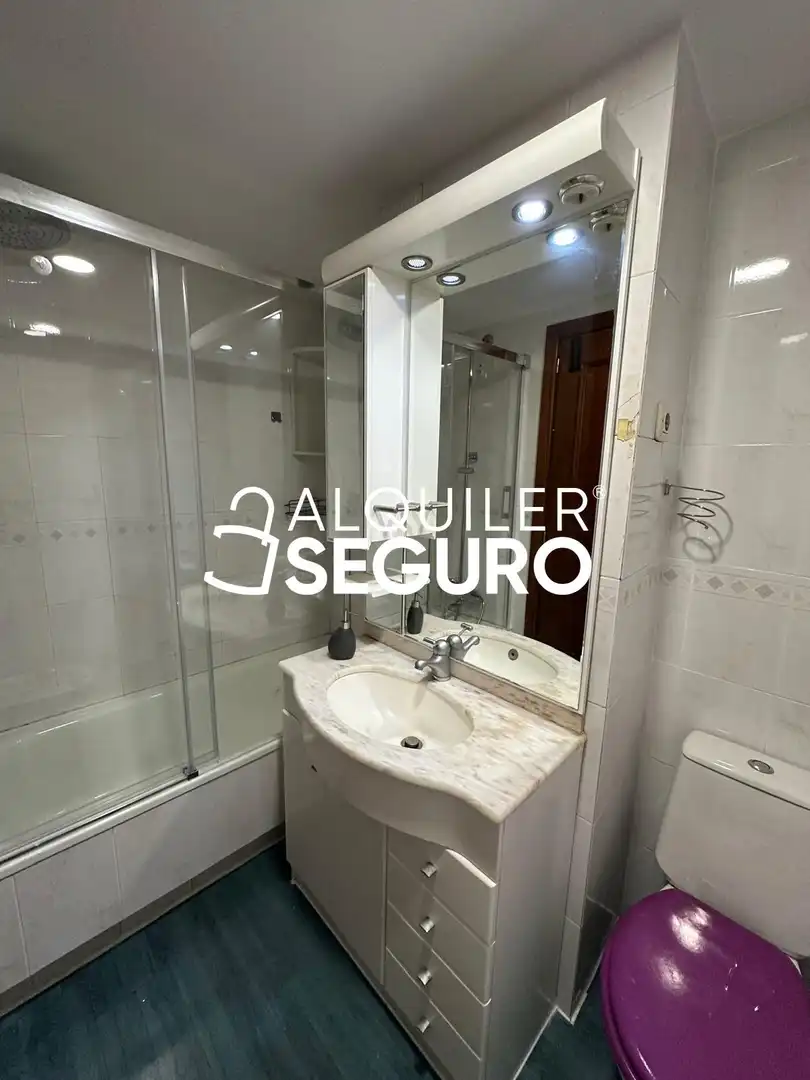 Badezimmer von Wohnung zur Miete in Fuenlabrada mit Heizung