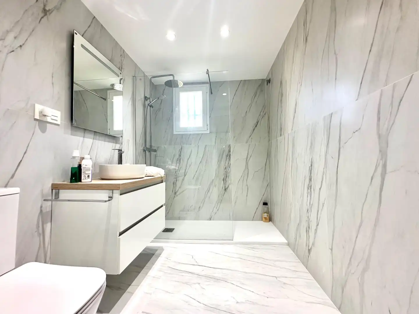 Bathroom of Ground floor for sale in Marbella  with Air Conditioner, Heating and Parquet flooring