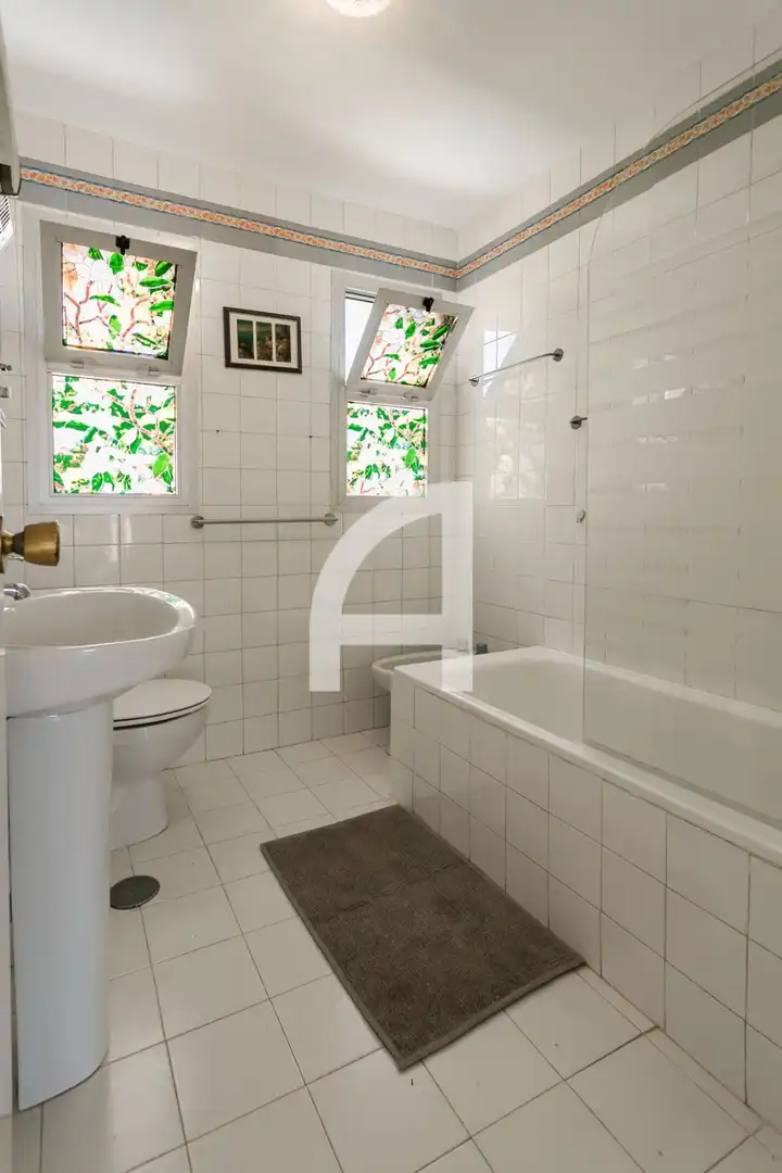 Badezimmer von Einfamilien-Reihenhaus zum Verkauf in Estepona mit Heizung, Terrasse und Schwimmbad