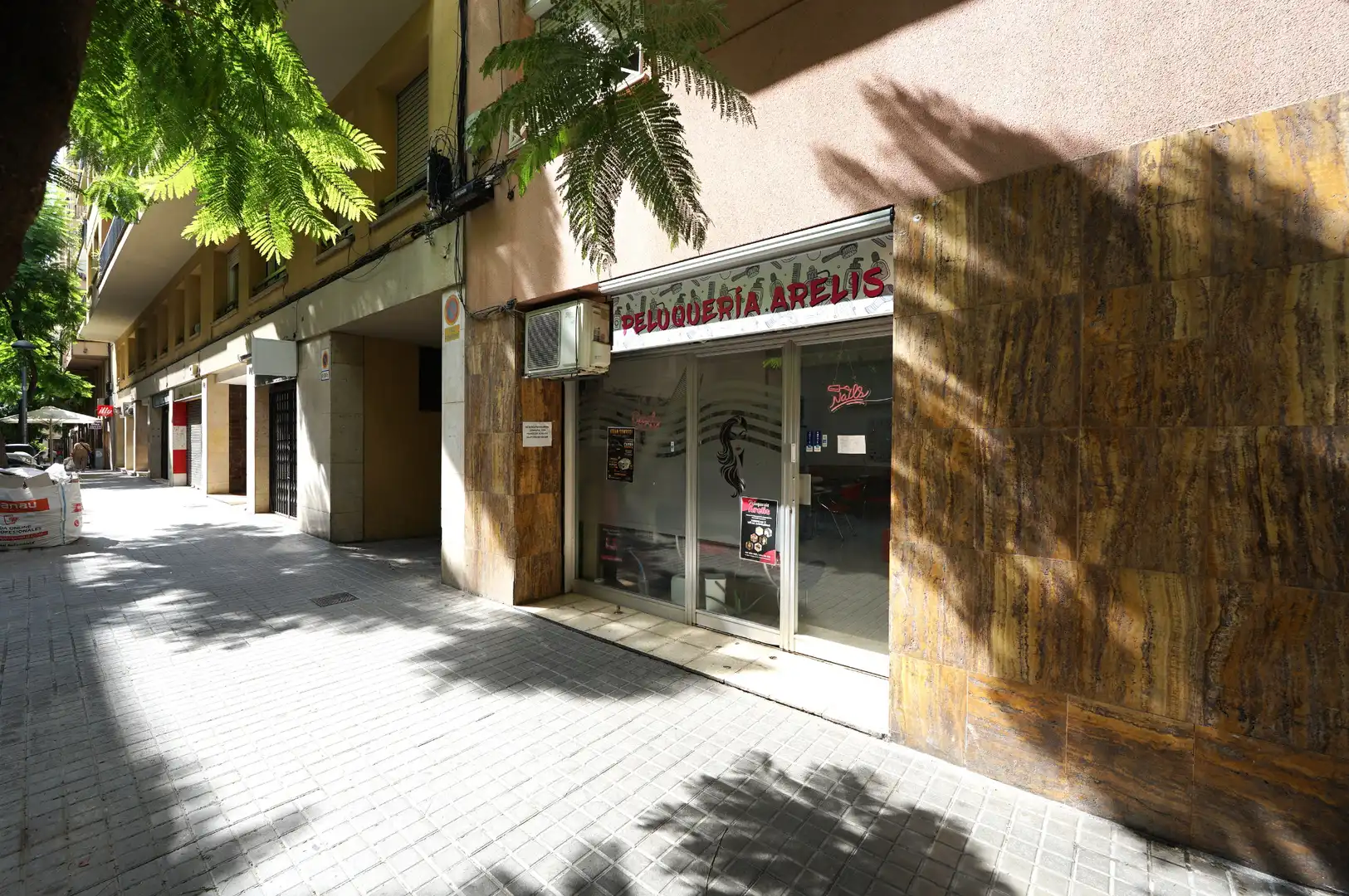 Local comercial en traspàs a Carrer de Emilia Pardo Bazán 14, imagen 2