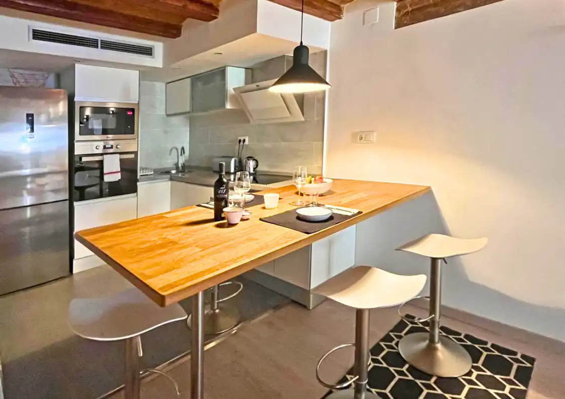 Küche von Wohnung zum Verkauf in Barcelona mit Heizung, Ofen und Mikrowelle