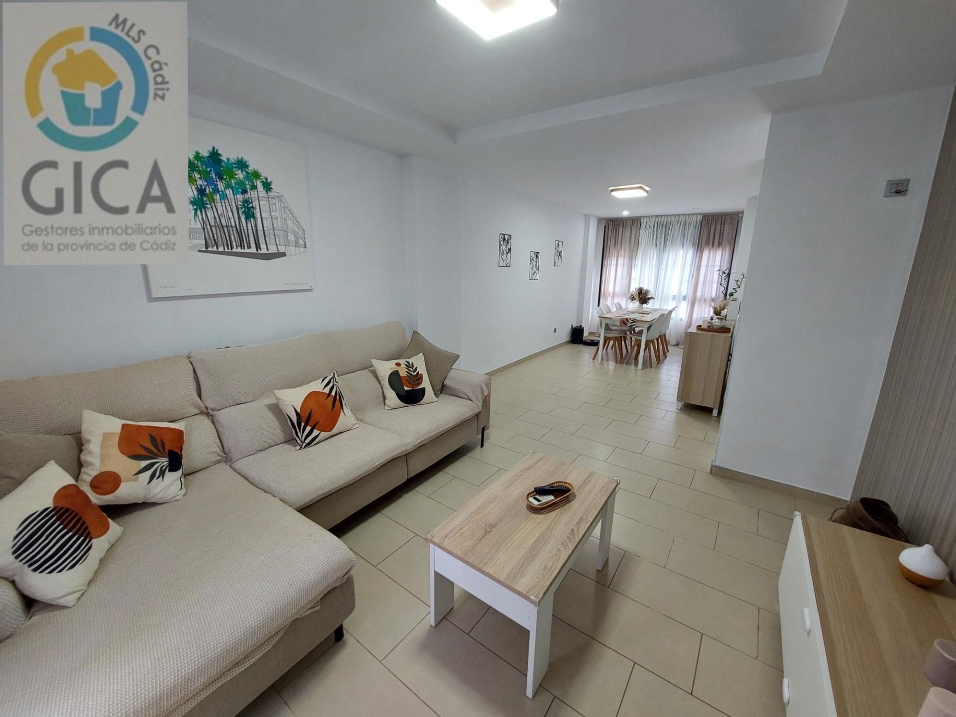 Sala d'estar de Casa o xalet en venda en Algeciras amb Traster i Balcó