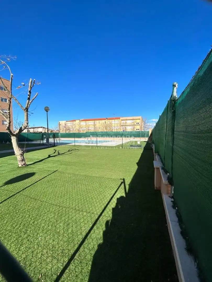 Vista exterior de Piso en venta en Parla con Calefacción, Trastero y Piscina comunitaria