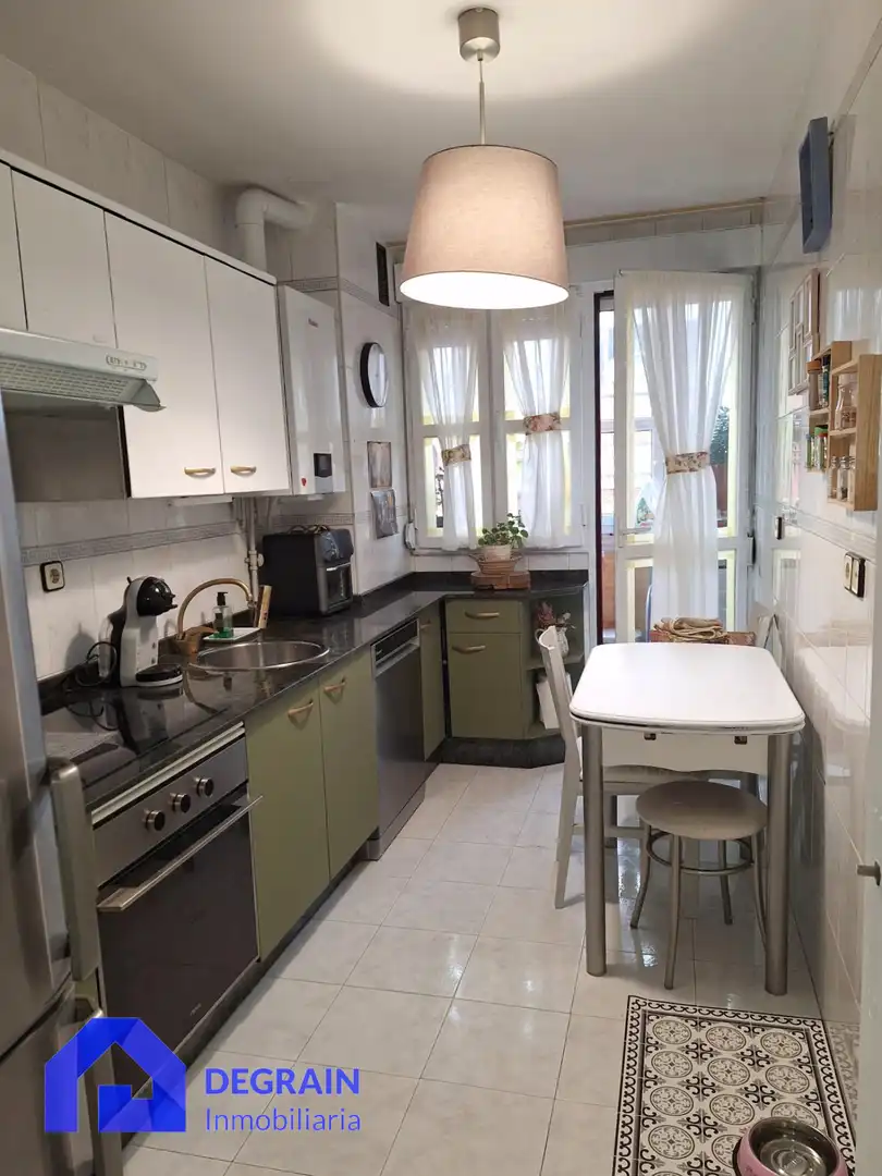 Cocina de Ático en venta en Oviedo  con Calefacción, Parquet y Trastero