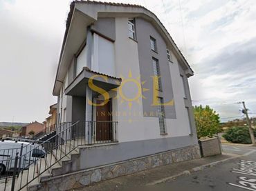 Casa aparellada amb jardí en venda a Calle Del Herrero 33