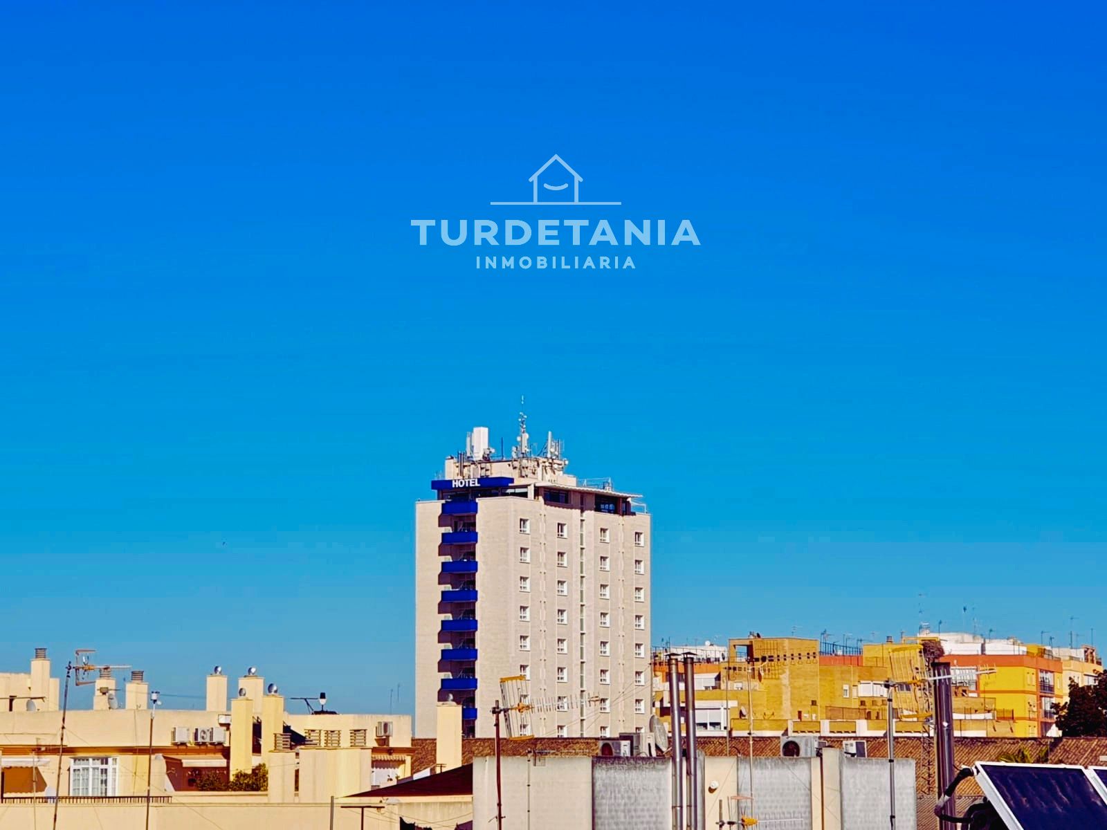 Vista exterior de Ático en venta en Sanlúcar de Barrameda con Aire acondicionado, Calefacción y Parquet