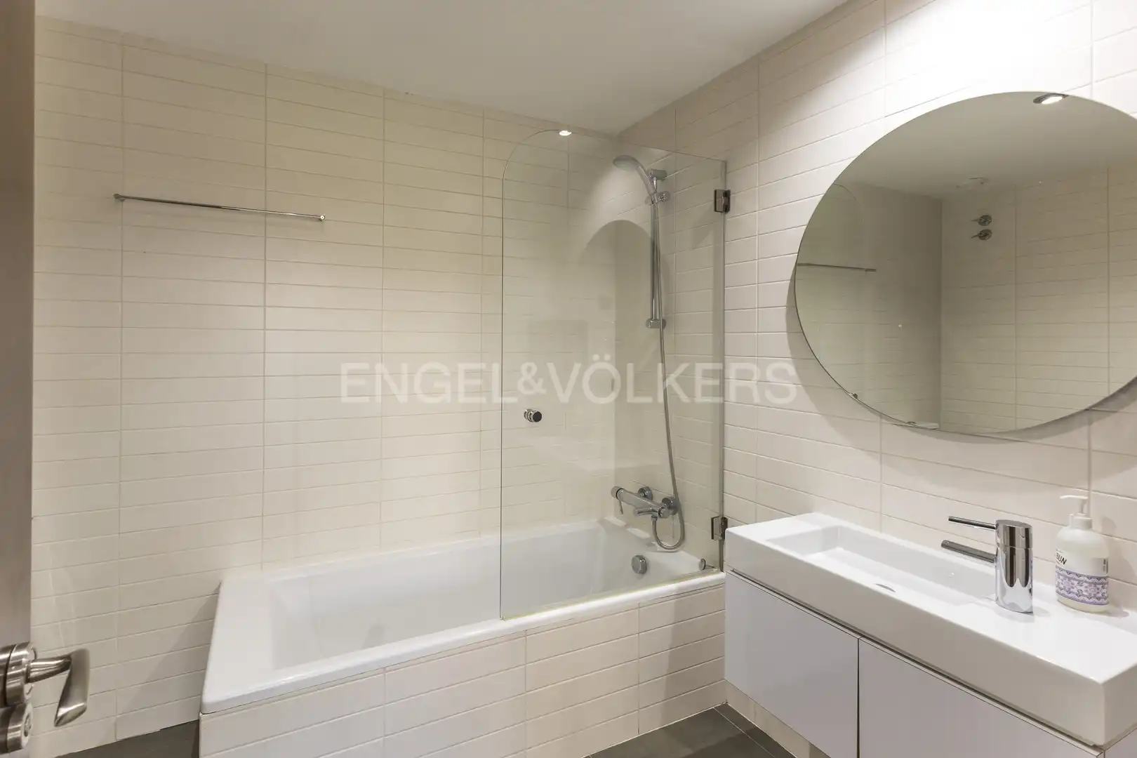Bathroom of Flat for rent in Madrid  with Air Conditioner, Heating and Swimming Pool