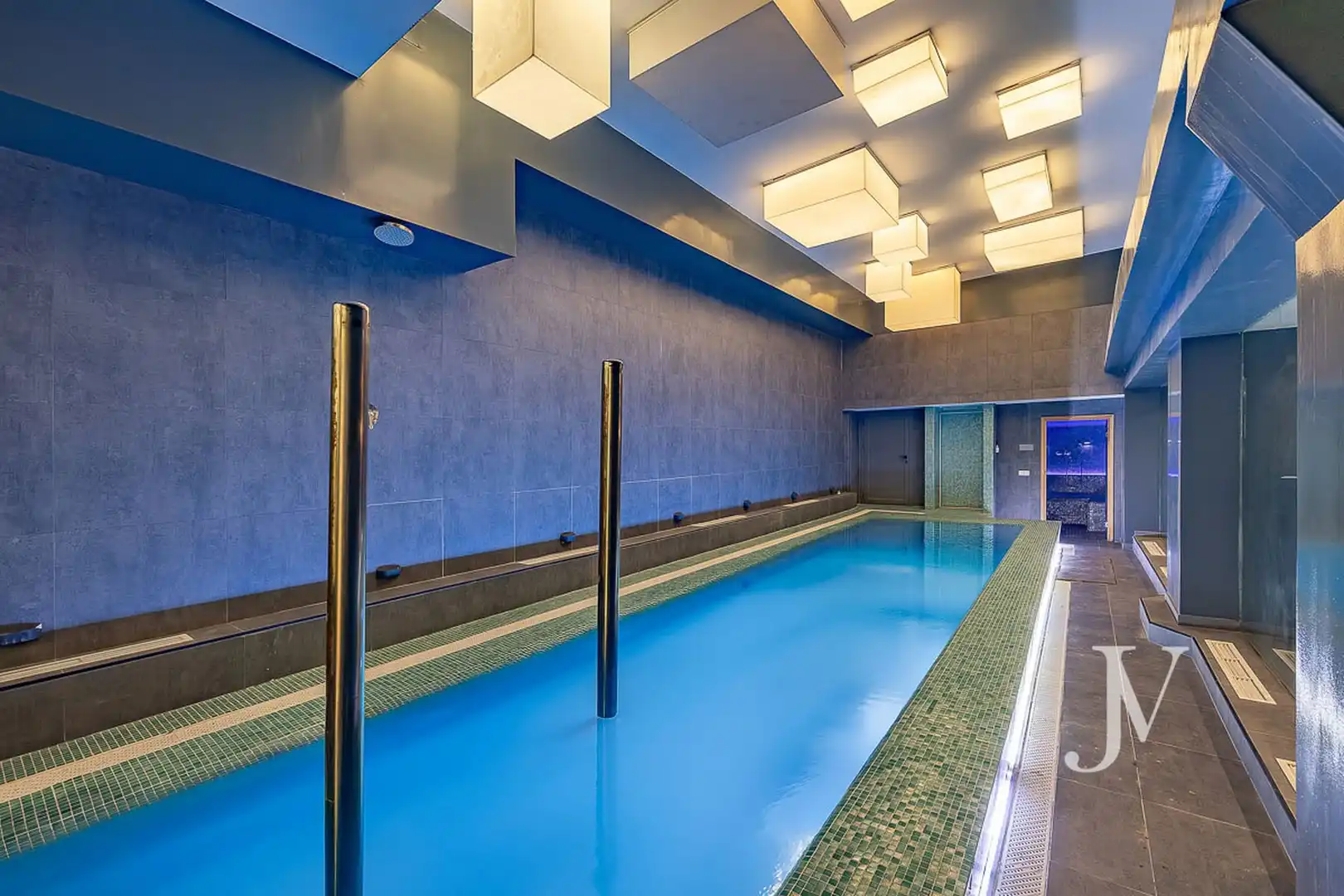 Schwimmbecken von Einfamilien-Reihenhaus zum Verkauf in Pozuelo de Alarcón mit Klimaanlage, Heizung und Privatgarten
