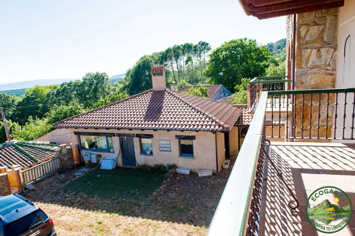 Vista exterior de Casa o xalet en venda en Quintana del Castillo amb Calefacció, Jardí privat i Terrassa