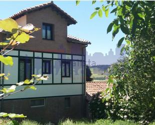 Vista exterior de Casa adosada en venda en Meruelo amb Calefacció, Jardí privat i Terrassa