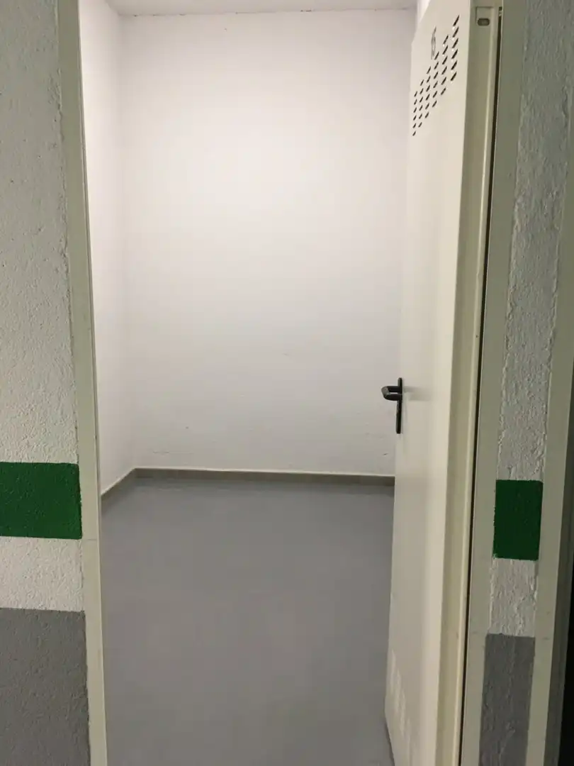 Storage room for rent in Salesas