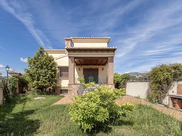 Casa con jardín en venta en Calle MARIANA PINEDA