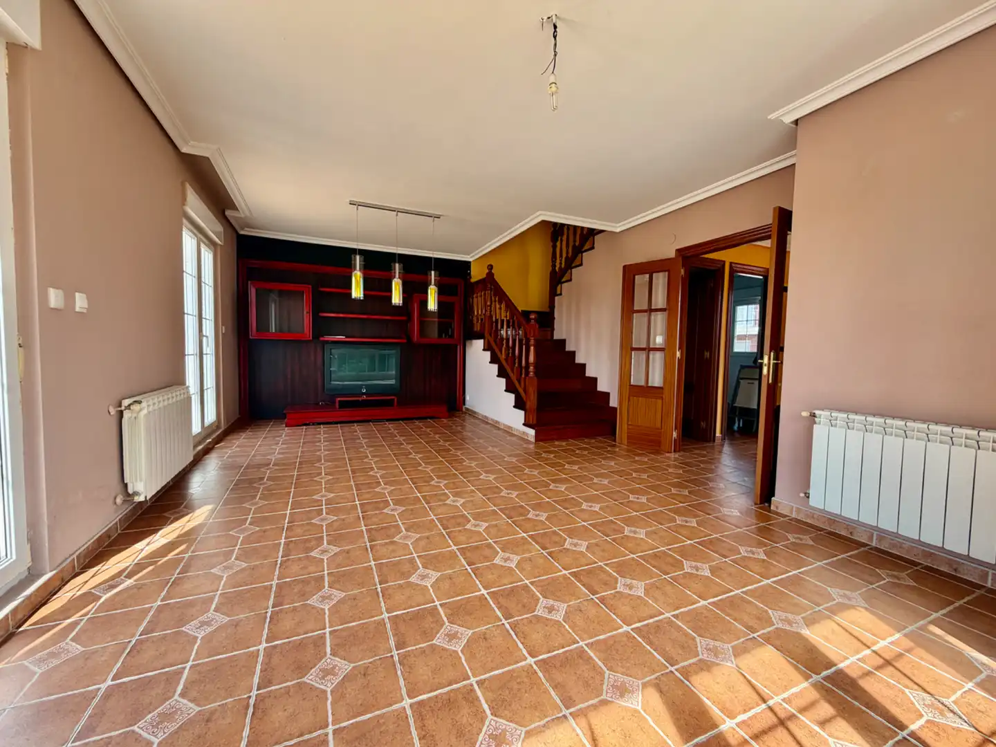 Sala d'estar de Casa adosada en venda en Camargo amb Calefacció, Jardí privat i Microones
