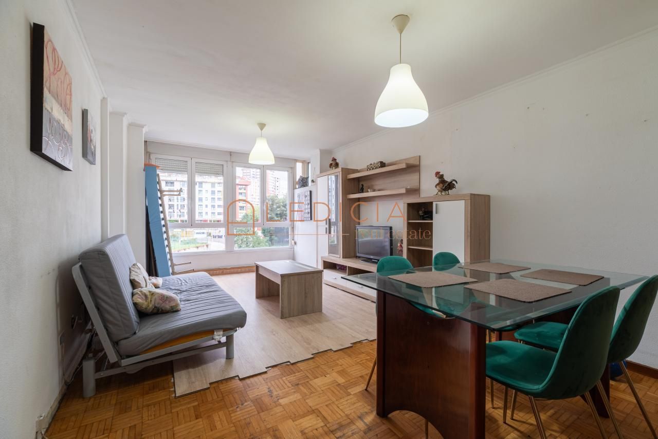 Living room of Flat for sale in Vigo   with Heating, Storage room and Furnished