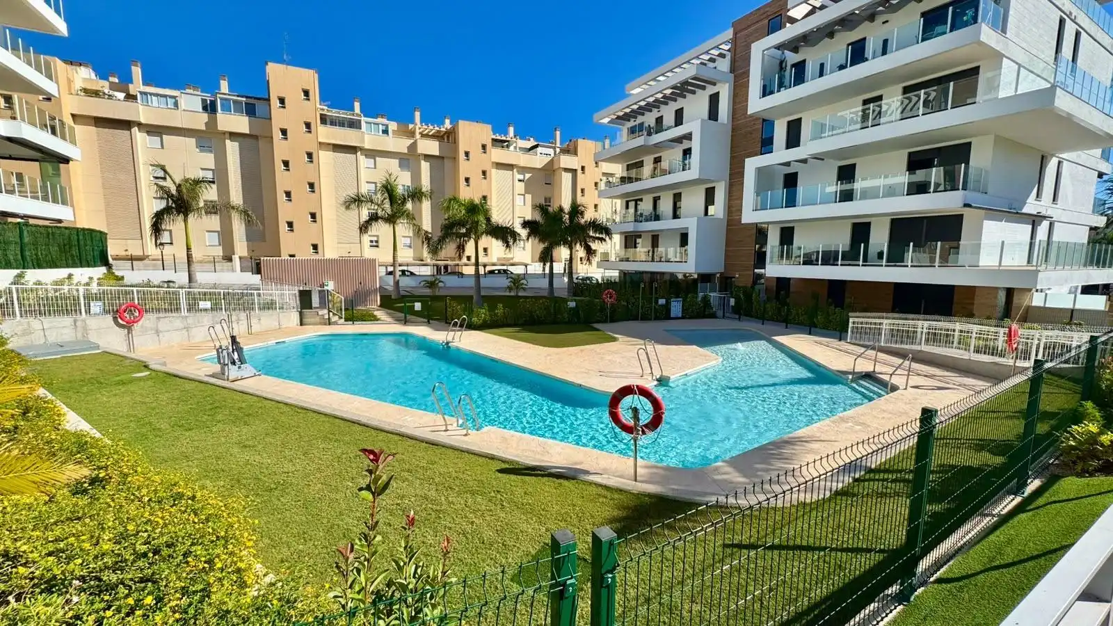 Piscina de Apartamento de alquiler en Torremolinos con Aire acondicionado, Calefacción y Jardín privado