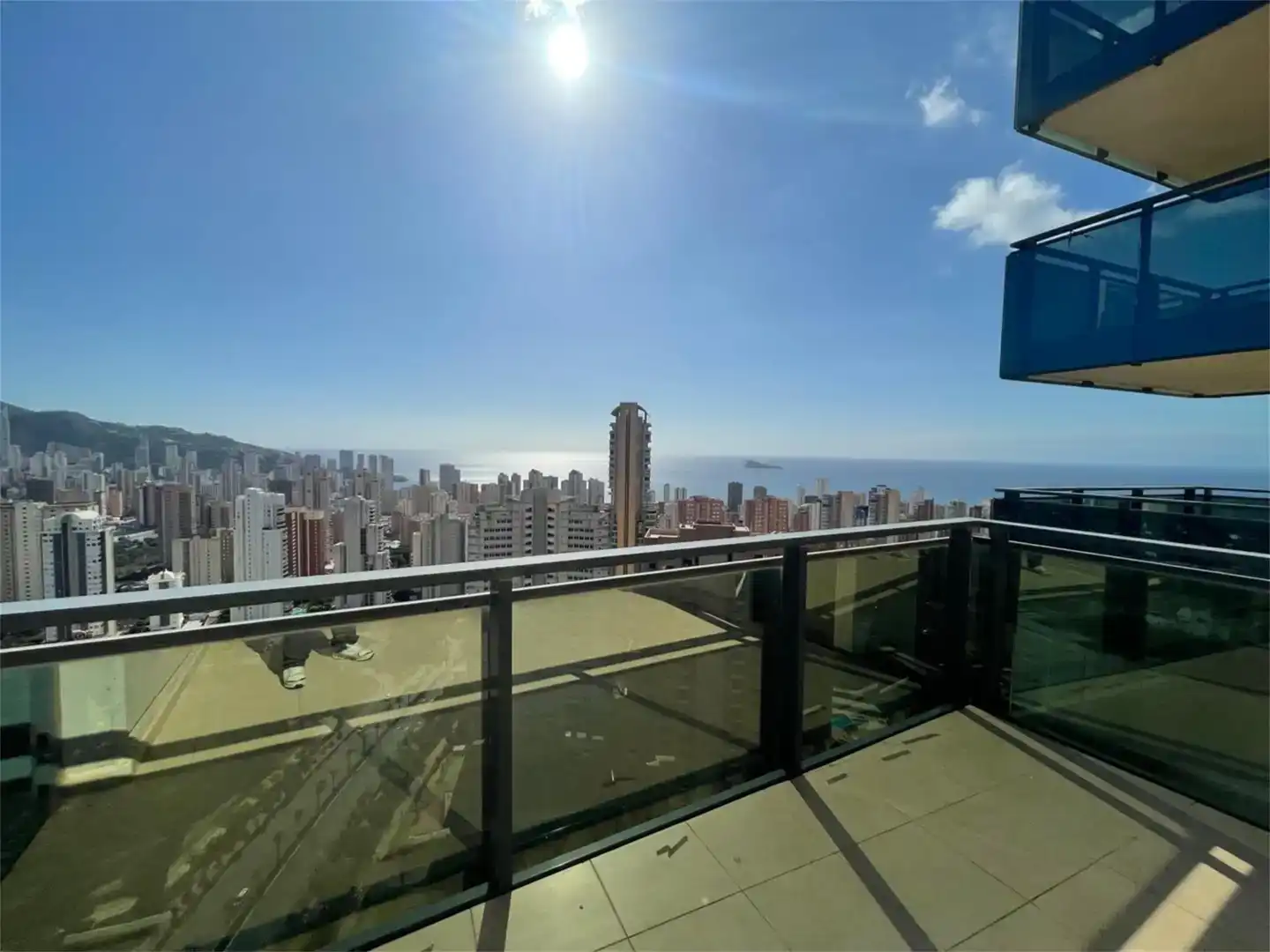 Vista exterior de Àtic en venda en Benidorm amb Aire condicionat, Piscina i Balcó