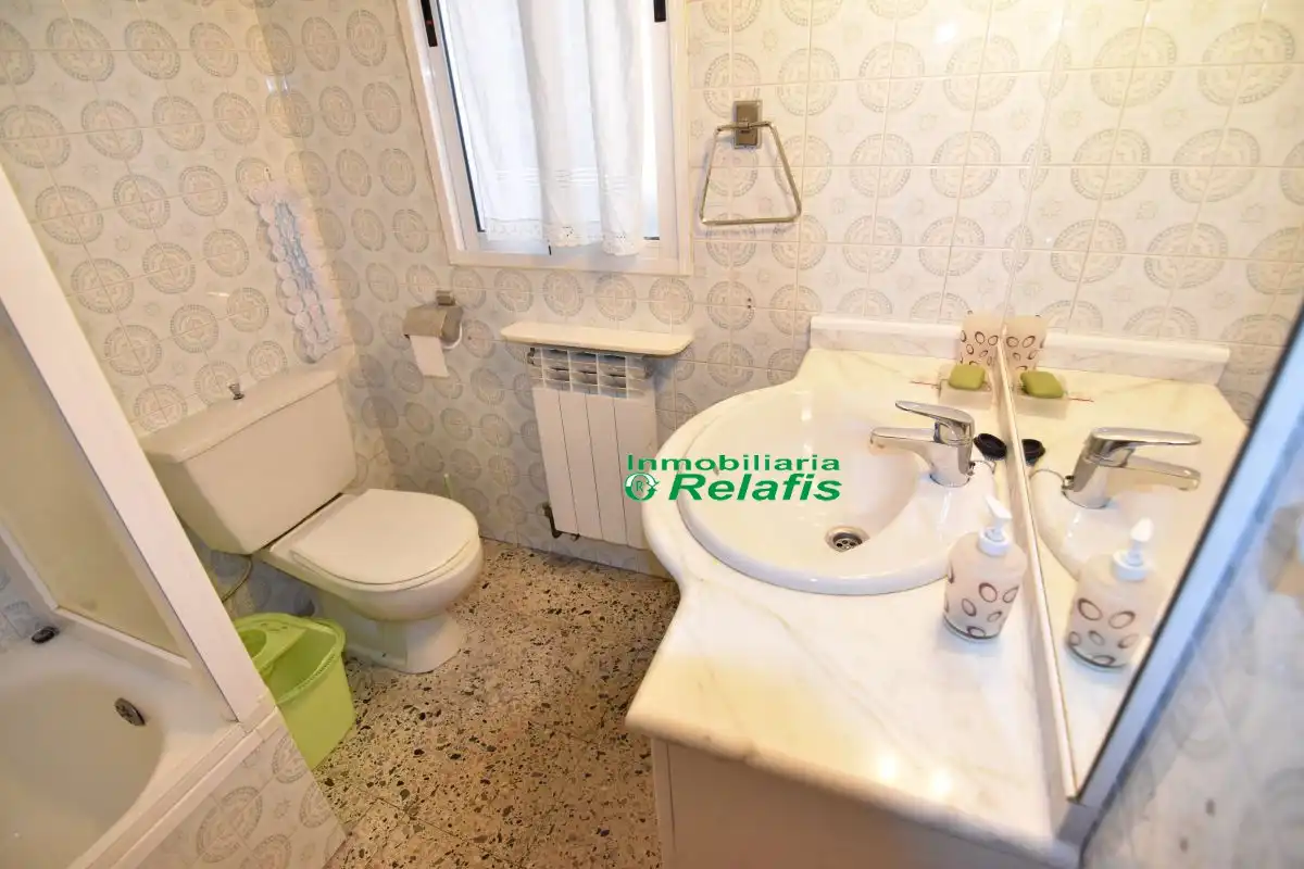 Baño de Piso en venta en Ciudad Rodrigo con Calefacción, Terraza y Amueblado