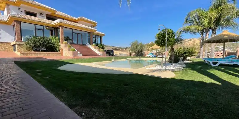 Piscina de Casa o xalet en venda en Loja amb Aire condicionat, Jardí privat i Terrassa