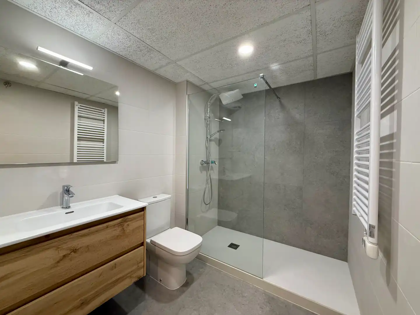 Baño de Piso de alquiler en Castellar del Vallès con Aire acondicionado, Calefacción y Balcón