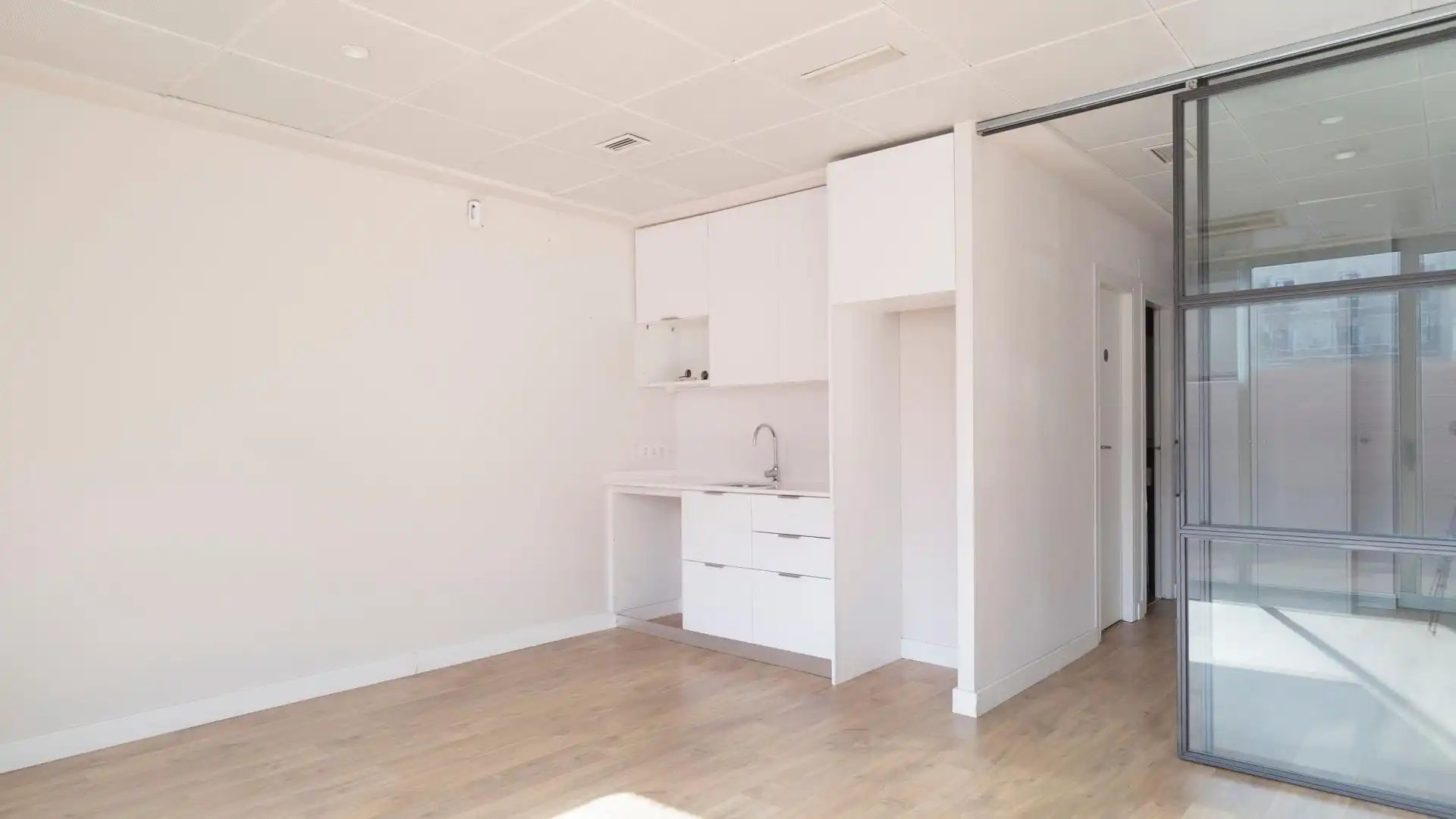 Cocina de Oficina de alquiler en Barcelona con Aire acondicionado y Terraza