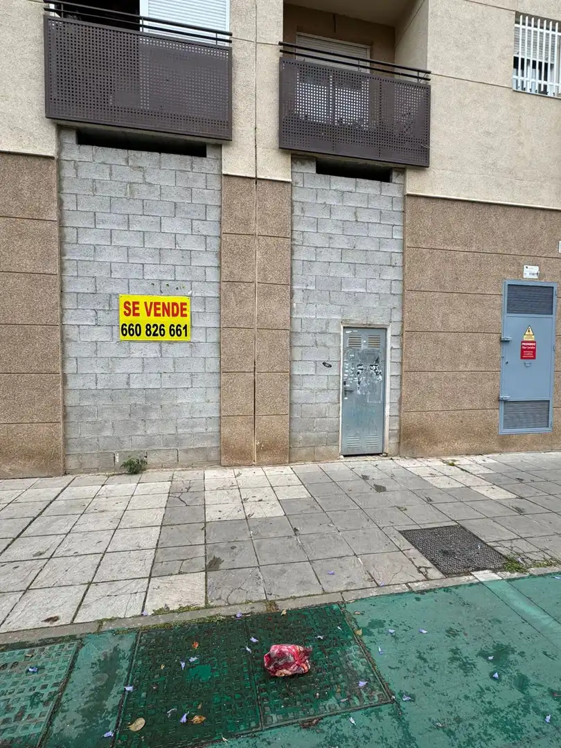 Locale commerciale in vendita a Este - Alcosa- Torreblanca