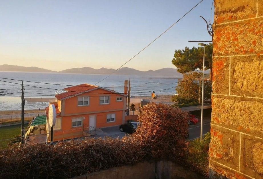 Vista exterior de Casa o xalet en venda en Vigo  amb Jardí privat
