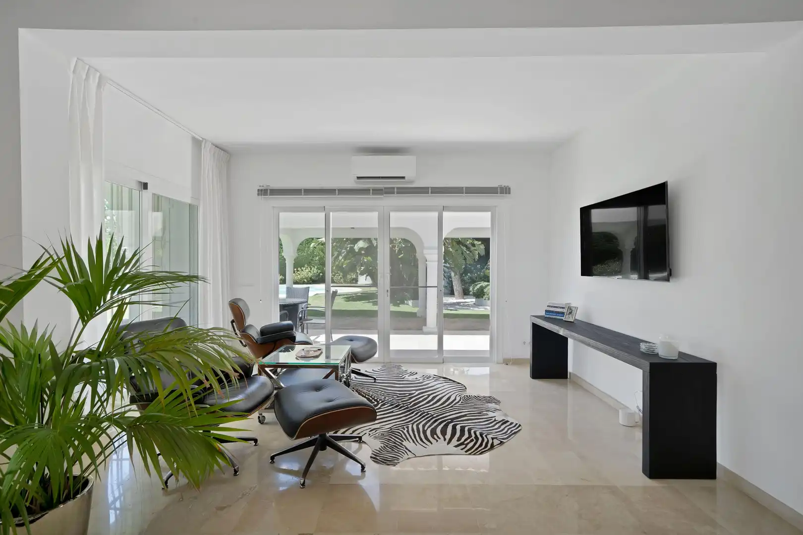 Sala d'estar de Casa o xalet de lloguer en Estepona amb Aire condicionat, Calefacció i Jardí privat