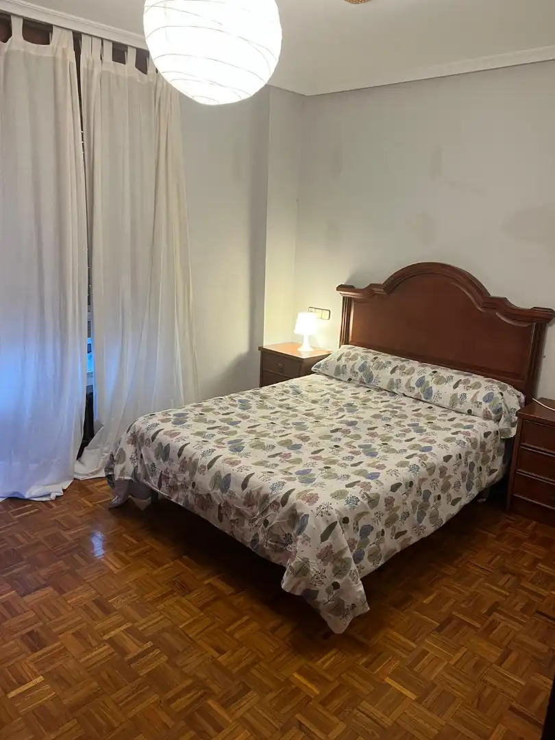 Schlafzimmer von Wohnung zur Miete in Oviedo  mit Heizung, Parkett und Möbliert