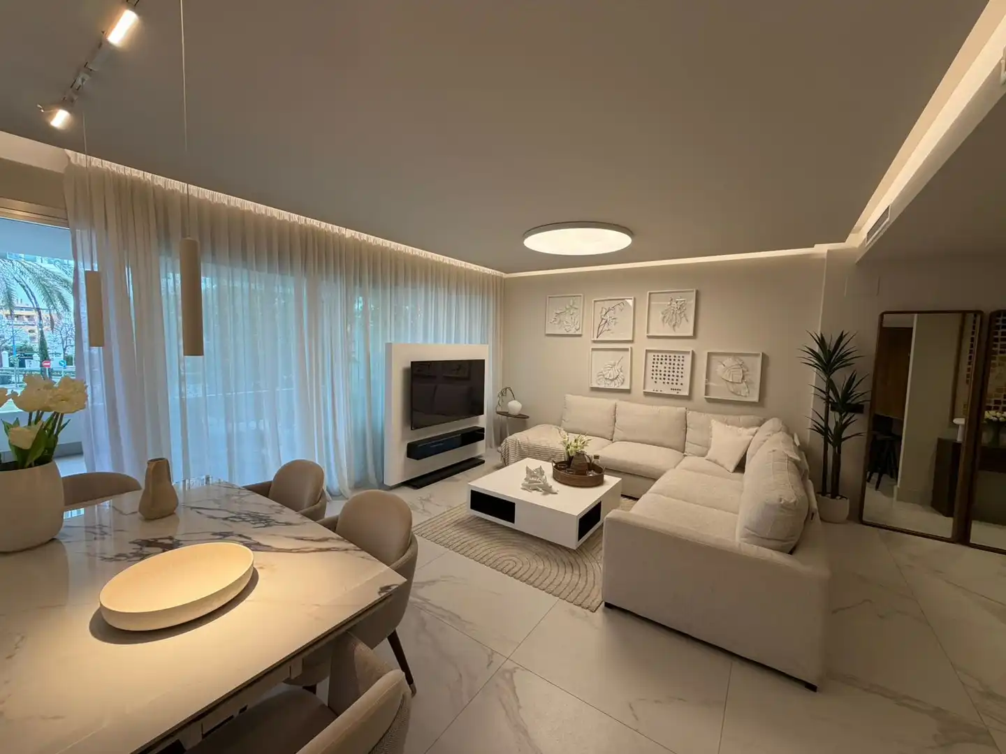 Sala d'estar de Apartament de lloguer en Marbella amb Aire condicionat, Terrassa i Piscina
