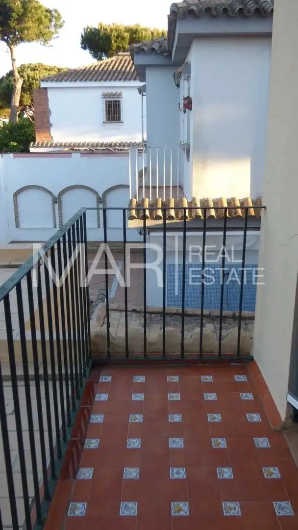 Vista exterior de Casa o xalet en venda en Chiclana de la Frontera amb Aire condicionat, Jardí privat i Terrassa