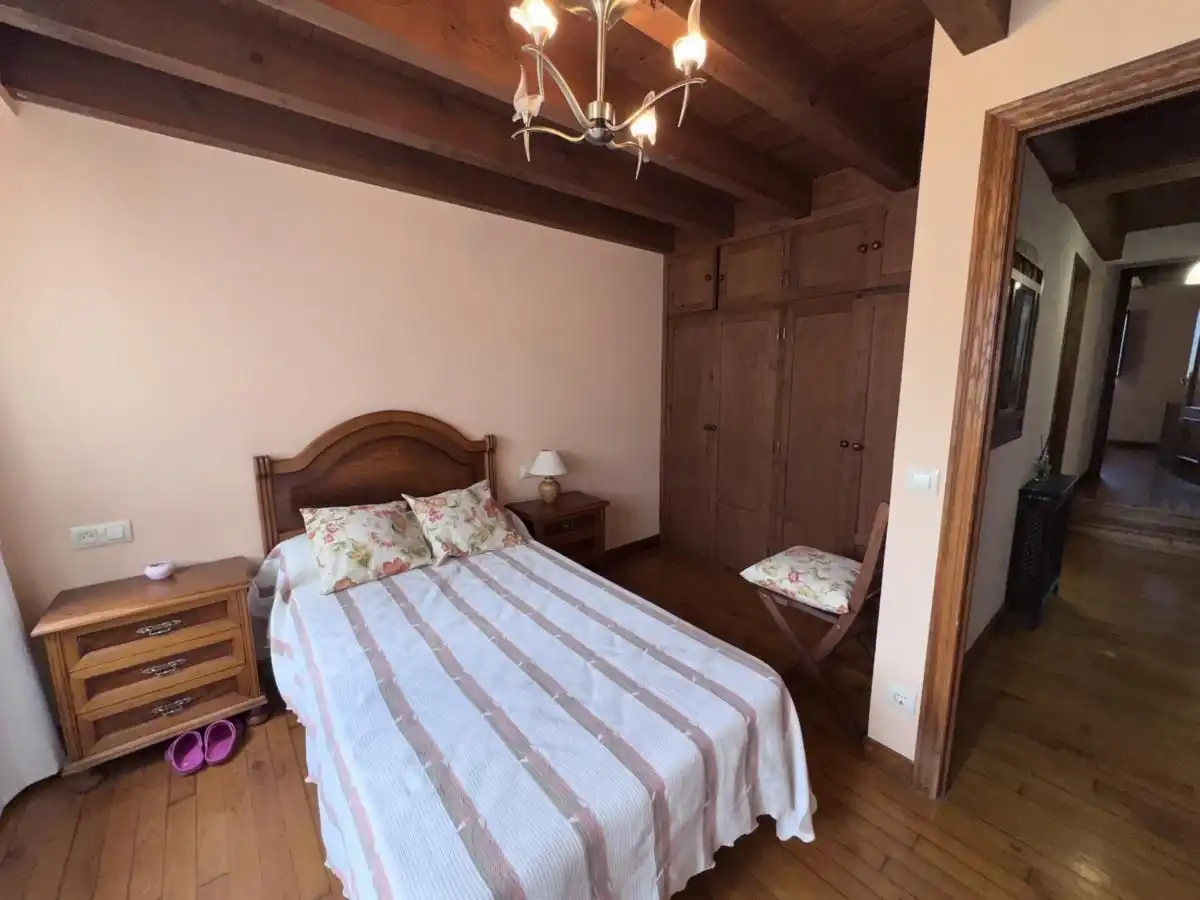 Habitación de Casa adosada en venta en Llanes con Calefacción, Jardín privado y Terraza