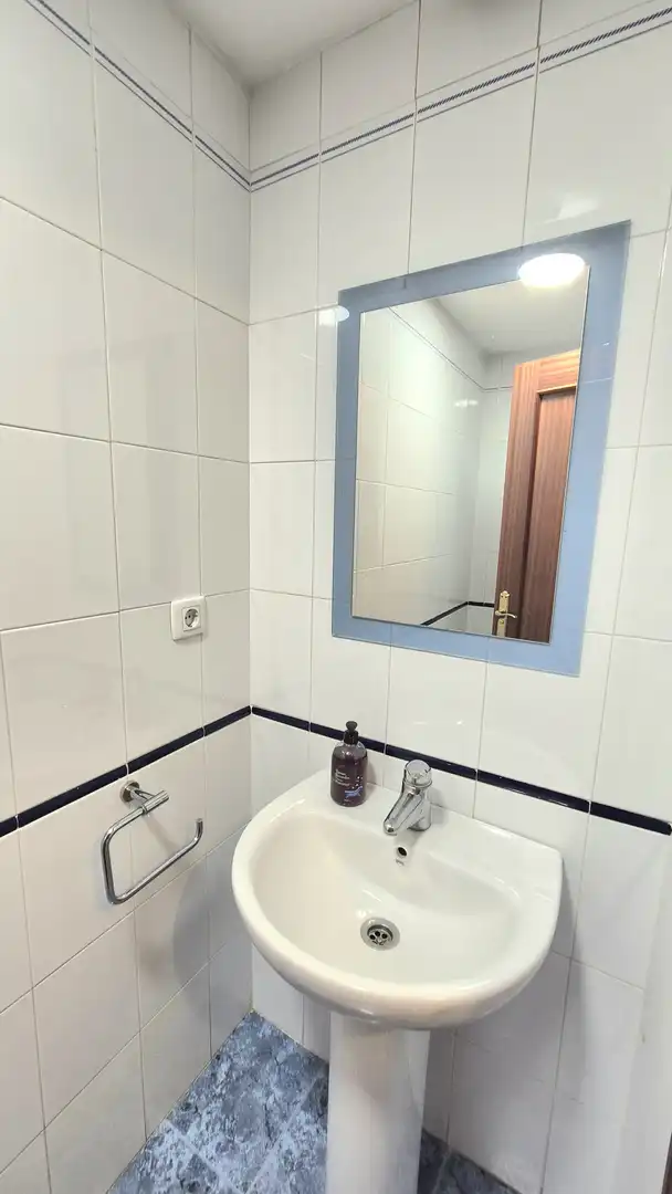 Baño de Ático de alquiler en Marbella con Aire acondicionado, Terraza y Trastero